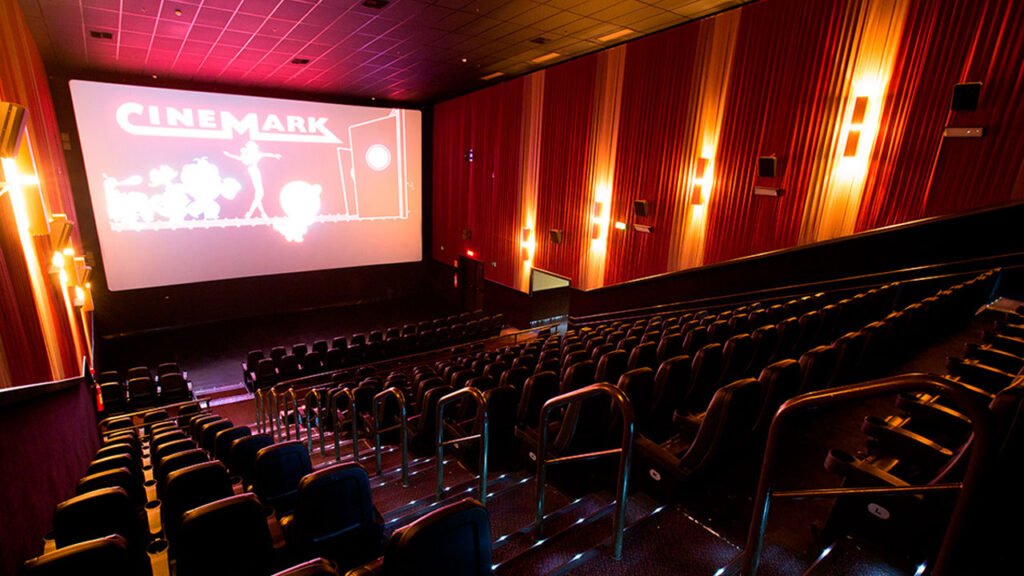 Imagem vista de cima de uma sala de cinema da rede cineamrk. A sala está vazia e é apenas para ilustração