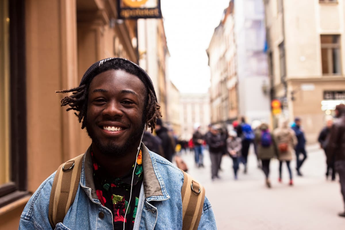 Estudante sorrindo.