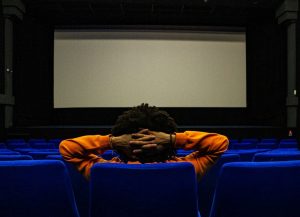 Quem paga meia no cinema? Saiba quem tem direito ao benefício!